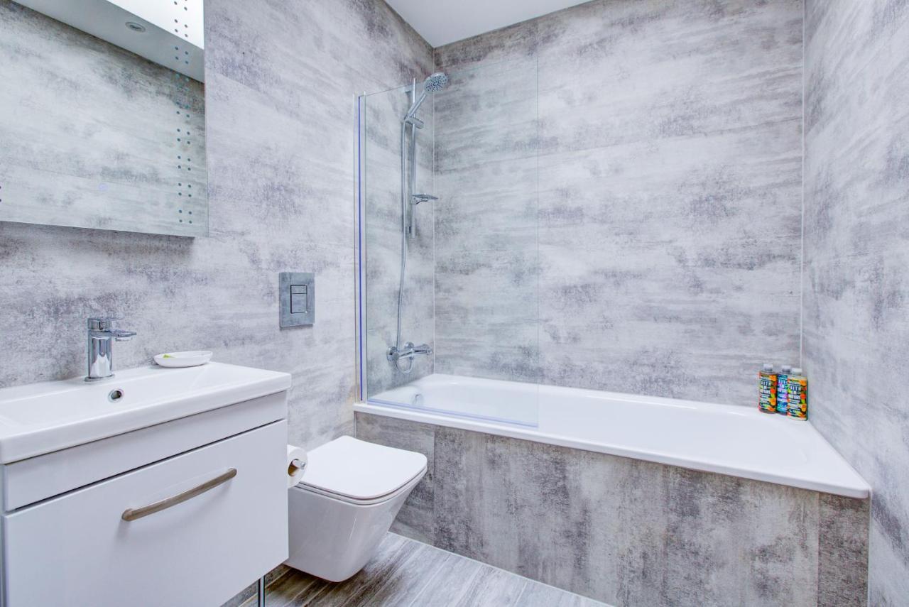 Apartamento Hybrid Resi - London, Sutton With Onsite Car Parking Cheam Exterior foto