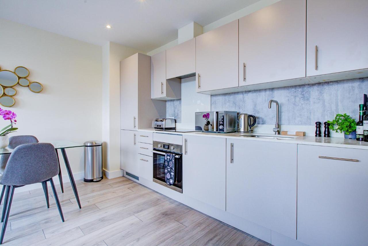 Apartamento Hybrid Resi - London, Sutton With Onsite Car Parking Cheam Exterior foto